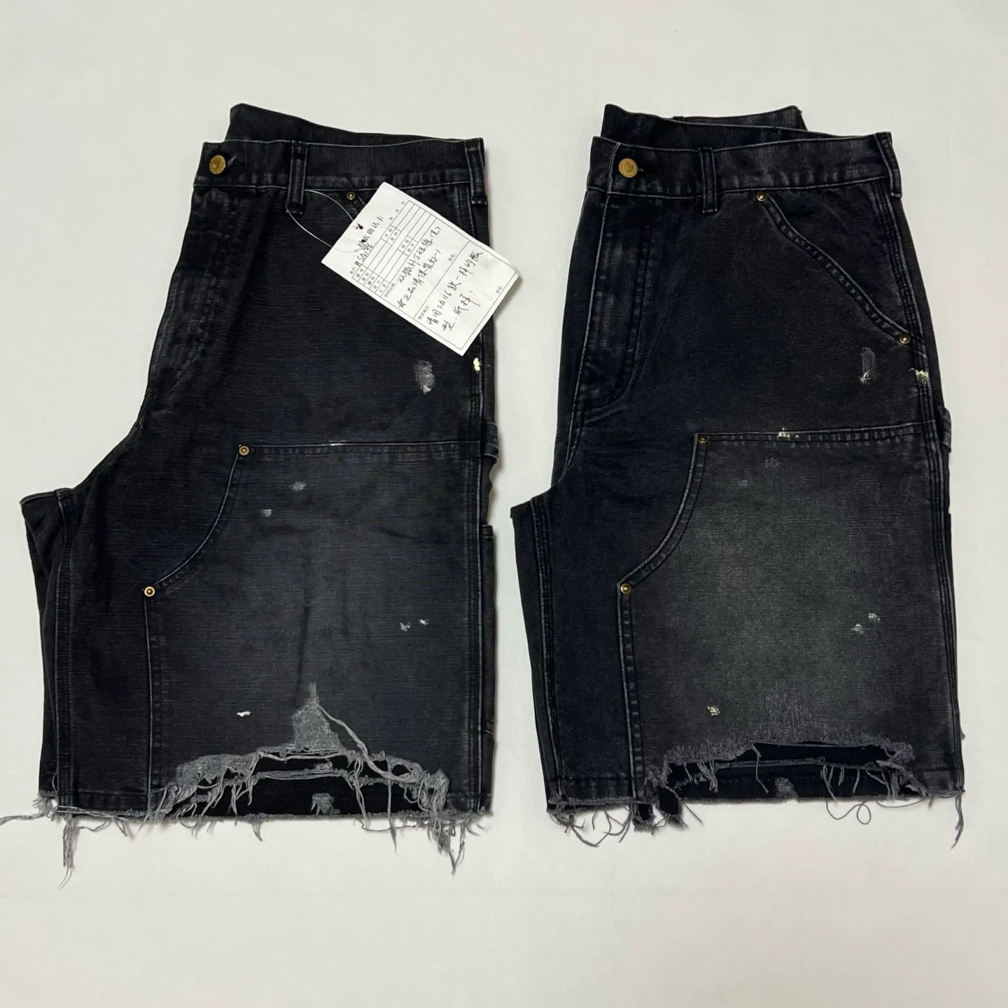 Original proofing SAINT Mxxxxxx DOUBLE KNEE SHORTS/BLK Knee patches splashed with ink, washed and damaged denim shorts. Washed black S-XL. Custom woven and dyed denim fabric with clear texture. Heavy washing and water fading to create local mottled fading/hole effects. Artificial distressing to simulate natural wearing marks. VINTAGE sense. Original consistent damage treatment. Hand splashed ink and paint. Original consistent wash mark/pocket mark. Double knee patches. Rivet reinforcement. Improve functionality while enhancing design